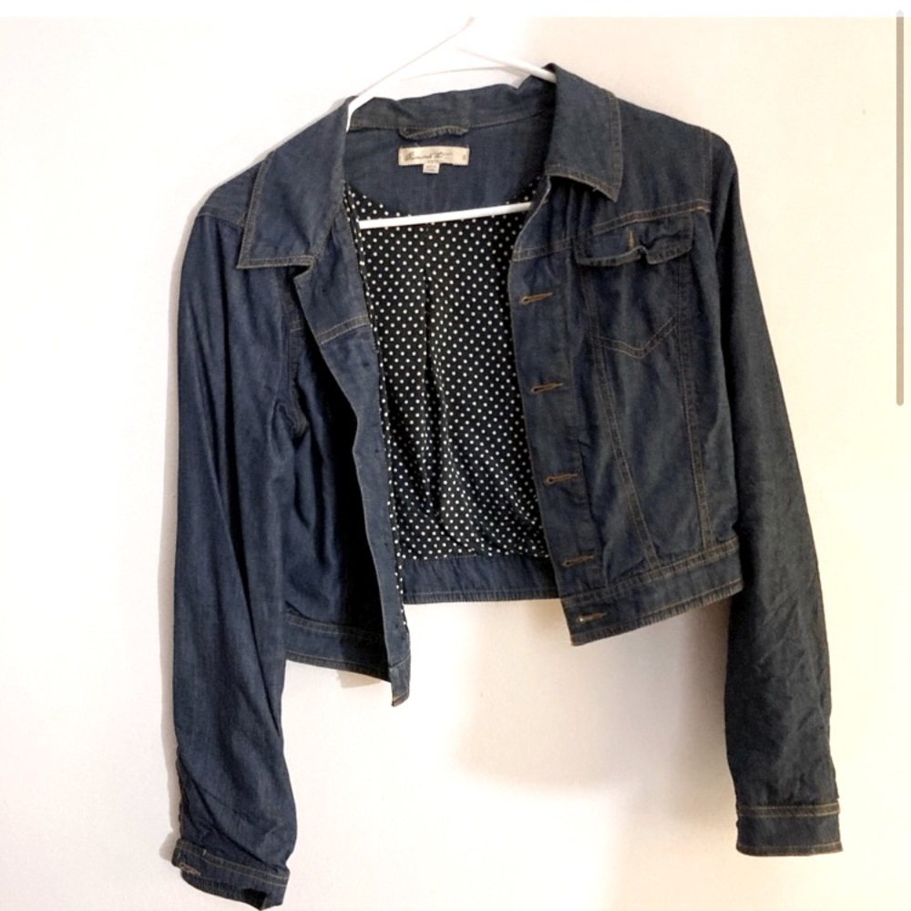 Cropped denim jacket with polka dot lunging